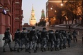 ロシアの首都モスクワで、無許可の反戦デモが予定されている赤の広場を封鎖する警察官（2022年2月24日撮影）。(c)Alexander NEMENOV / AFP