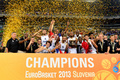 バスケットボール欧州選手権2013（2013 European Basketball Championship）決勝、フランス対リトアニア。優勝に歓喜するフランスの選手ら（2013年9月22日撮影）。(c)AFP/JURE MAKOVEC