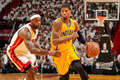 12-13NBAは3日、イースタンカンファレンス決勝（7回戦制）の第7戦が行われ、マイアミ・ヒート（Miami Heat）が99-76でインディアナ・ペイサーズ（Indiana Pacers）を破り、3年連続NBAファイナル進出を果たした。

マイアミ・ヒートのレブロン・ジェームズ（LeBron James）をドライブでかわすインディアナ・ペイサーズのポール・ジョージ（Paul George、2013年6月3日撮影）。(c)AFP/Getty Images/NBAE/Issac Baldizon
