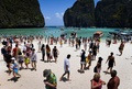 タイのピピ・レイ島マヤ湾を訪れる観光客（2018年4月9日撮影)。(c)AFP PHOTO / Lillian SUWANRUMPHA