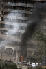車両を使った自爆攻撃を受けたイラクの首都バグダッド（Baghdad）市の行政庁舎（2009年10月25日撮影）。(c)AFP/SABAH ARAR