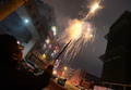 中国各地では春節（旧正月、Lunar New Year）前日の9日夜から10日未明にかけて、へび年の訪れを祝う花火や爆竹が響き渡った。

写真は北朝鮮国境に近い遼寧省（Liaoning）丹東（Dantong）市内で花火を打ち上げる男性（2013年2月9日撮影）。(c)AFP/Mark RALSTON