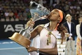 テニス、ASBクラシック、女子シングルス決勝。トロフィーにキスをするココ・ガウフ（2023年1月8日撮影）。(c)DAVID ROWLAND / AFP