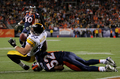 ブロンコスのLBイアン・ゴールド（%%Ian Gold%%、右）からタックルを受けるスティーラーズのTEヒース・ミラー（%%Heath Miller%%）。(c)AFP/Getty Images Doug Pensinger