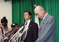2007年9月3日、農林水産省で開いた記者会見で頭を下げる遠藤武彦（Takehiko Endo）農水大臣。(c)AFP/Yoshikazu TSUNO