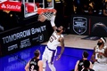 19-20NBAファイナル（7回戦制）第6戦、マイアミ・ヒート対ロサンゼルス・レイカーズ。ダンクシュートを決めるロサンゼルス・レイカーズのレブロン・ジェームズ（2020年10月11日撮影）。(c)Douglas P. DeFelice/Getty Images/AFP