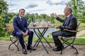 ドイツ東部メーゼベルク城で、オラフ・ショルツ独首相とテーブルを囲むエマニュエル・マクロン仏大統領（2024年5月28日撮影）。(c)Ebrahim Noroozi / POOL / AFP