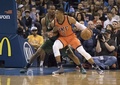 15-16NBA、オクラホマシティ・サンダー対ユタ・ジャズ。ユタ・ジャズのアレック・バークス（左）をかわすオクラホマシティ・サンダーのラッセル・ウエストブルック（2015年12月13日撮影）。(c)AFP/Getty Images/J Pat Carter