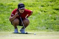 女子ゴルフ米国ツアーメジャー第4戦、アムンディ・エビアン選手権最終日。パットラインを読む畑岡奈紗（2023年7月30日撮影）。(c)Fabrice COFFRINI / AFP
