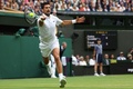 テニス、ウィンブルドン選手権、男子シングルス決勝。リターンを打つノバク・ジョコビッチ（2023年7月16日撮影）。(c)Adrian DENNIS / AFP