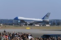 アジア歴訪中のドナルド・トランプ米大統領を乗せて、東京の米軍横田基地に着陸した大統領専用機エアフォースワン（2017年11月5日撮影）。(c)AFP/Toshifumi KITAMURA