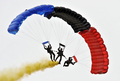 韓国・鶏龍（Gyeryong）の陸海空軍本部で前月29日、1日に61年を迎える「国軍の日（Armed Forces Day）」に向けたリハーサルが行われた。1950年～53年の朝鮮戦争で、韓国は1953年、北朝鮮と休戦協定を結んだが、法的には戦争状態にある。

写真は、鶏龍の陸海空軍本部で実施された「国軍の日」に向けたリハーサルで、パラシュートで降下する韓国軍特殊部隊兵士（2009年9月29日撮影）。(c)AFP/JUNG YEON-JE