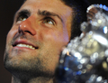 全豪オープンテニス（Australian Open Tennis Tournament 2011）男子シングルス決勝。優勝トロフィーを手にするノバク・ジョコビッチ（Novak Djokovic、セルビア、2011年1月30日撮影）。(c)AFP/GREG WOOD