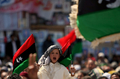 リビア・ベンガジ（Benghazi）で、反体制派の旗を掲げる少年（2011年4月15日撮影）。(c)AFP/MARWAN NAAMANI