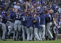18MLB、ナ・リーグ中地区優勝決定戦、シカゴ・カブス対ミルウォーキー・ブルワーズ。地区優勝に歓喜するミルウォーキー・ブルワーズの選手（2018年10月1日撮影）。(c)Jonathan Daniel/Getty Images/AFP
