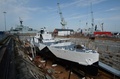 英南部ポーツマスにある乾ドックで、修復作業を受ける軍艦「HMS M33 ミナーバ」（2015年4月16日撮影）。(c)AFP/GLYN KIRK