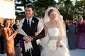 米ニューヨーク（New York）州郊外ラインベック（Rhinebeck）の大邸宅アスター・コーツ（Astor Courts）で結婚式を挙げた、ビル・クリントン（Bill Clinton）元米大統領とヒラリー（Hillary Clinton）米国務長官の娘、チェルシー・クリントン（Chelsea Clinton）さんと新郎マーク・メズビンスキー（Marc Mezvinsky）さん（2010年7月31日撮影）。(c)AFP/photoshelter.com/Genevieve de Manio