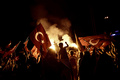 トルコのクーデター未遂から3日後、イスタンブールのタクシム広場に集まるエルドアン政権の支持者（2016年7月18日撮影）。(c)AFP/ARIS MESSINIS