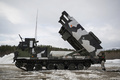 フィンランド軍が運用するM270多連装ロケットシステム（MLRS）。ノルウェー北部で行われた軍事演習で（2022年3月22日撮影、資料写真）。(c)Jonathan NACKSTRAND / AFP