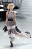 フランス・パリ市内で発表された「シャネル（CHANEL）」14年春夏オートクチュールコレクション（2014年1月21日撮影）。(c)AFP/PATRICK KOVARIK
