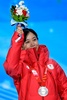 北京冬季五輪、スピードスケート女子500メートルのメダル授与式。銀メダル獲得を喜ぶ高木美帆（2022年2月14日撮影）。(c)WANG Zhao/ AFP