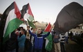 イスラエル北部のUmm al-Fahamで、22歳の青年が警察に射殺された事件に抗議するアラブ系イスラエル人の若者たち（2014年11月9日撮影）。(c)AFP/AHMAD GHARABLI