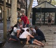 スペイン・バルセロナのランブラス通りで発生した襲撃事件で、負傷した女性を介抱する人々。インスタグラムのアカウント「carlos_tg_32_」に投稿された動画より（2017年8月17日取得）。(c)AFP/INSTAGRAM/carlos_tg_32_