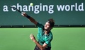 テニス、BNPパリバ・オープン、男子シングルス決勝。サーブを打つロジャー・フェデラー（2017年3月19日撮影）。(c)AFP/FREDERIC J. BROWN