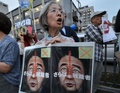 安保法制関連法案に反対し、都内の首相官邸前で抗議集会に参加する人（2015年5月14日撮影）。(c)AFP/Yoshikaあzu TSUNO