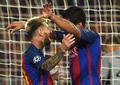 サッカー欧州チャンピオンズリーグ、グループC第1節、FCバルセロナ対セルティック。得点を決めてリオネル・メッシと喜びを分かち合うFCバルセロナのルイス・スアレス（2016年9月13日撮影）。(c)AFP/LLUIS GENE