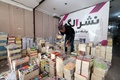 イラン・テヘランにある出版社「フーパ」で出荷作業をするスタッフ（2022年1月29日撮影）。(c) ATTA KENARE / AFP