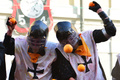 イタリア北部トリノ（Turin）近郊のイブレア（Ivrea）で10日、カーニバルの伝統イベント「オレンジ合戦」が開催された。馬車に乗った領主の衛兵と、その周りを取り囲んだ民衆に扮（ふん）した人々がオレンジを投げ合う祭りで、中世にこの地を治めていた領主の圧政に対して民衆が起こした反乱にちなんでいる（2013年2月10日撮影）。(c)AFP/GIUSEPPE CACACE