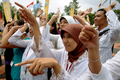 2007年12月3日、インドネシアのバリ（Bali）島で開幕した第13回国連気候変動枠組み条約（UNFCCC）締結国会議（COP13）の会場前で集会をする国際環境保護団体グリーンピース（Greenpeace）の活動家たち。(c)AFP/Sonny TUMBELAKA