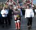 デンマーク領グリーンランド（Greenland）の中心都市ヌーク（Nuuk）で自治権拡大の記念式典に出席した、デンマークのマルグレーテ2世（Queen Margrethe、中央）と夫のヘンリク王配殿下（Prince Consort Henrik、2009年6月21日撮影）。(c)AFP/SCANPIX/Keld Navntoft