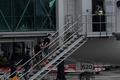 フィリピン・マニラの空港で、飛行機に搭乗する強盗事件の容疑者ら（2023年2月7日撮影）。(c)JAM STA ROSA / AFP
