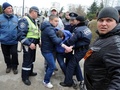 ウクライナ南部クリミア（Crimea）半島セバストポリ（Sevastopol）で、親ウクライナのデモ参加者の身柄を拘束する親ロシア活動家と警察官ら（2014年3月9日撮影）。(c)AFP/VIKTOR DRACHEV