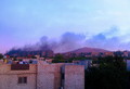 シリア・ダマスカス（Damascus）で攻撃の標的となり炎上する治安部隊のものと見られる車両から上る煙（2012年5月27日撮影）。(c)AFP/SHAAM NEWS NETWORK