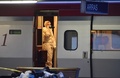仏北部アラスで、発砲事件があったパリ行きの国際高速列車「タリス」の車内を調べる警察の捜査官（2015年8月21日撮影）。(c)AFP/PHILIPPE HUGUEN