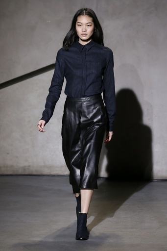 ひねりの効いたフォームにクラシカルなピンストライプ、「イーチ × アザー」15/16秋冬