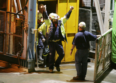 オーストラリア南部の金鉱崩落事故、27人全員無事に救出