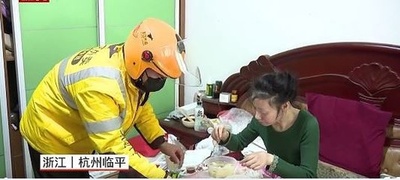 デリバリー配達員100人が交代で寝たきり顧客の食事の世話をする