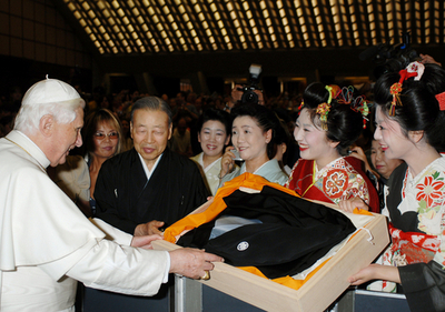 和装の女性たちがローマ法王に着物をプレゼント