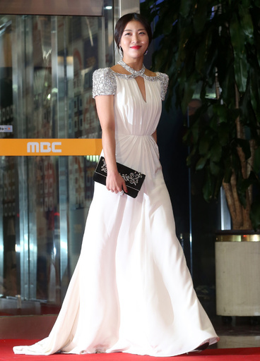 ハ・ジウォン、MBC演技大賞に輝く