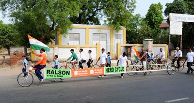 4人乗りや超ロング自転車で燃料保全訴え インド