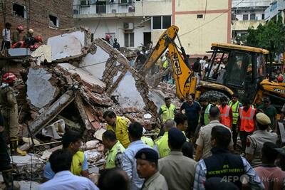 5階建てのビル倒壊、6人が死亡 インド・ニューデリー