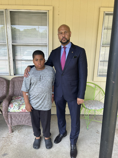 米警官、11歳少年に発砲 停職処分に