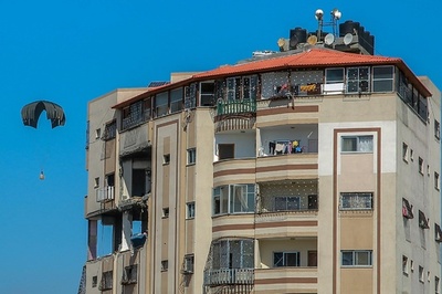 ガザ支援物資空中投下で5人死亡、パラシュート開かず民家直撃か