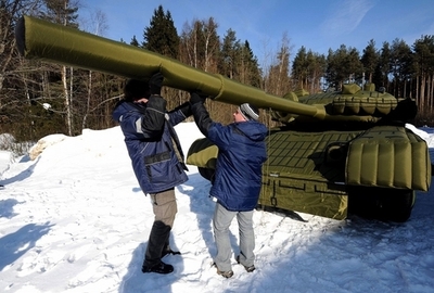 ロシアが誇る「秘密兵器」、空気で膨らませる戦車