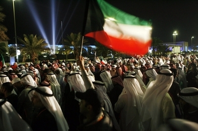 中東クウェートで若者が抗議デモ、首相の退任を要求