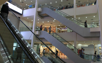 イラク首都で車2台爆発、10人死亡 28人負傷